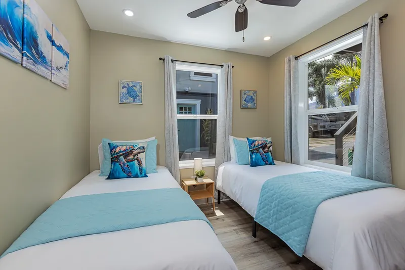2 Twin Beds, Ceiling Fan and AC — Authentic 3BR Duplex, Wailuku
