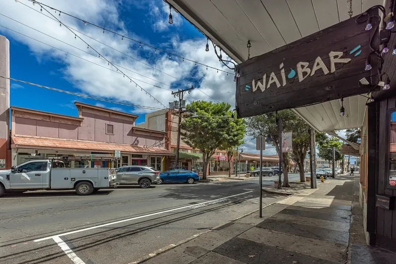 Many Local Bars and Eateries within less than a mile — Modern 3BR Home, Wailuku