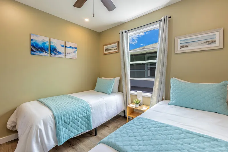 2 Twin Beds, Ceiling Fan and AC — Modern 3BR Home, Wailuku